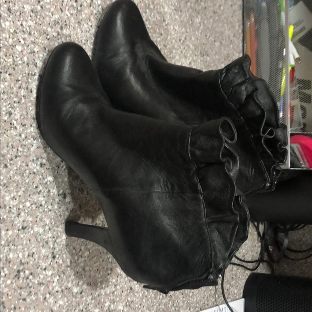 Me Too Size 9 booties